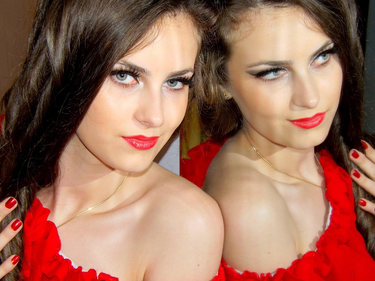 Jaka szminka do łososiowej sukienki