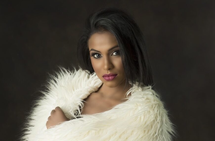 Jaka szminka do granatowej sukienki