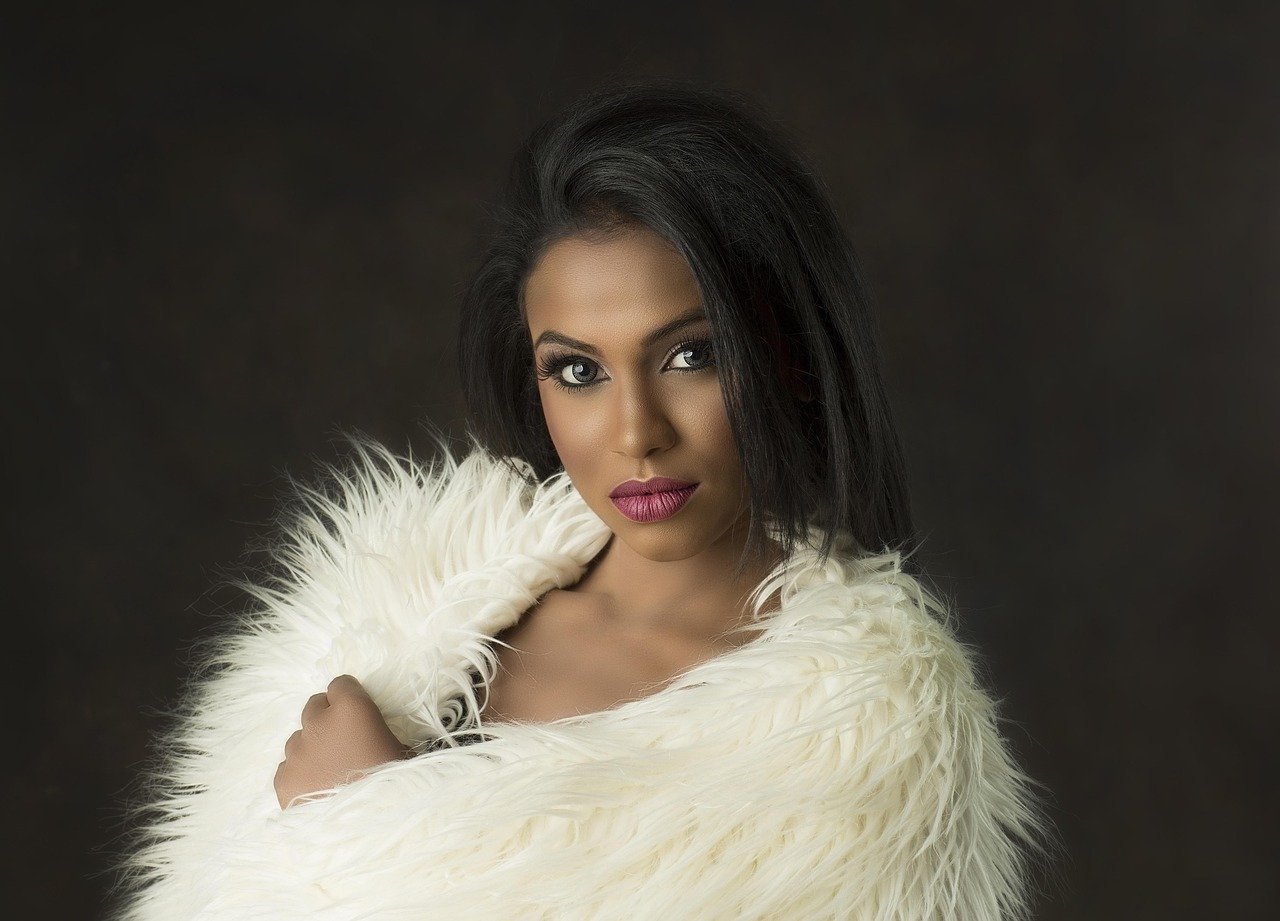 Jaka szminka do granatowej sukienki