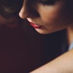 Jaka szminka do bordowej sukienki