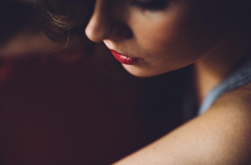 Jaka szminka do bordowej sukienki