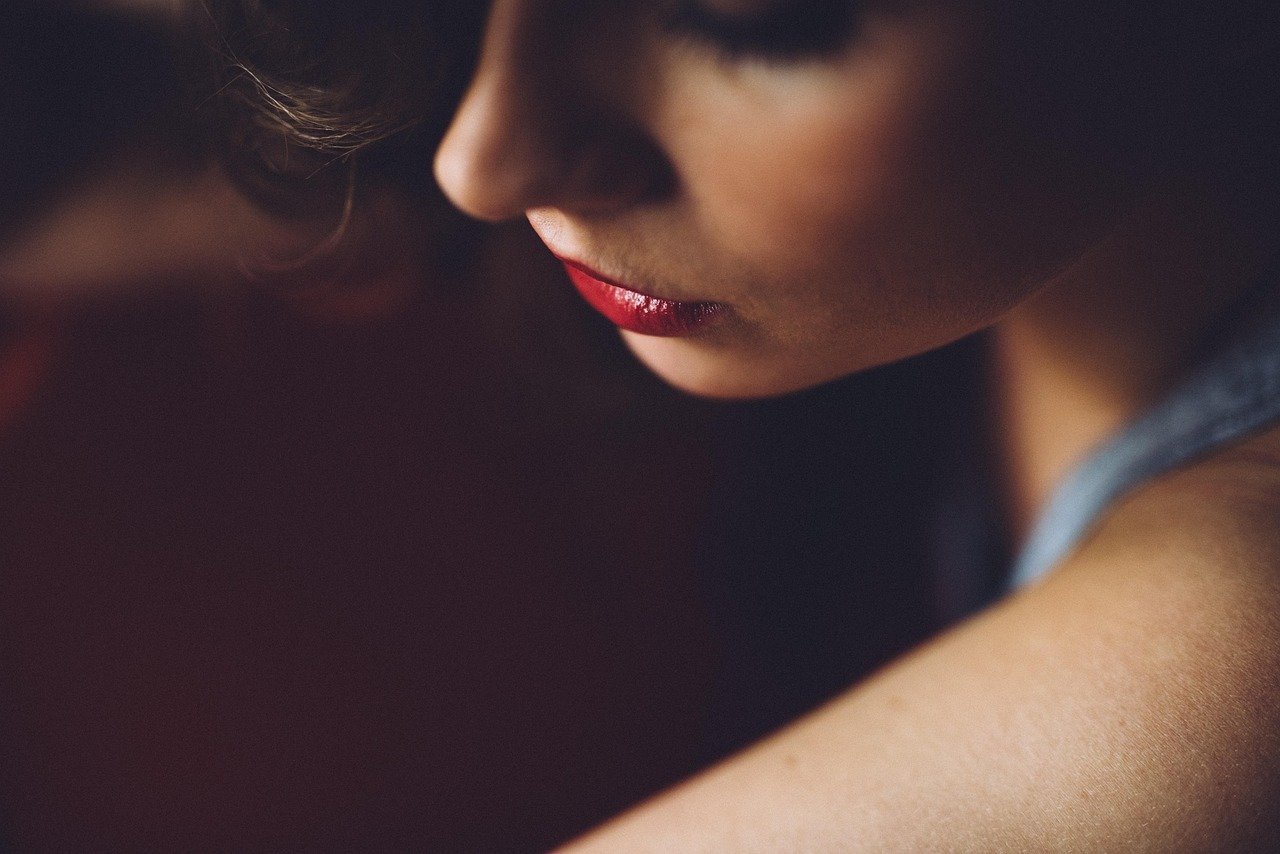 Jaka szminka do bordowej sukienki