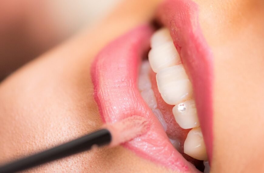 Jaka szminka do fioletowej sukienki