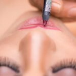 Jaka szminka do szarej sukienki