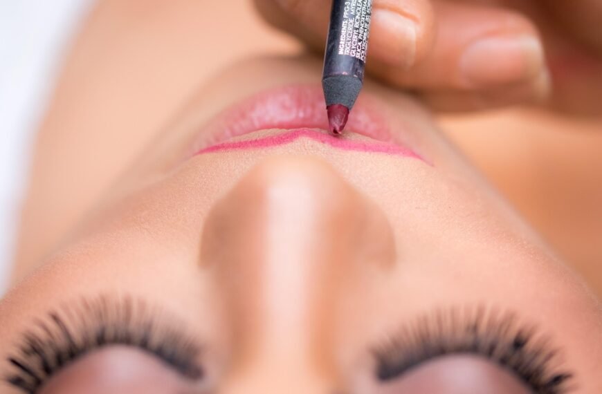 Jaka szminka do szarej sukienki