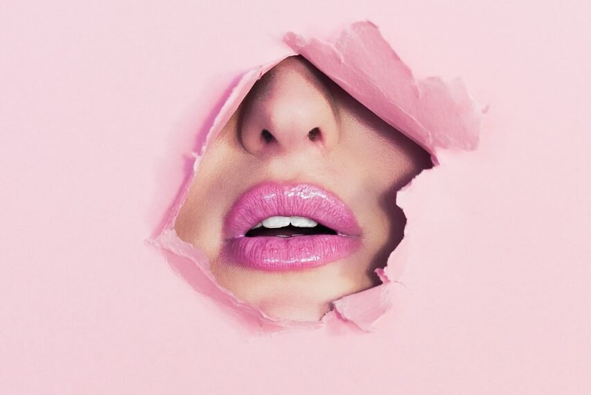 Jaka szminka do czarnej sukienki