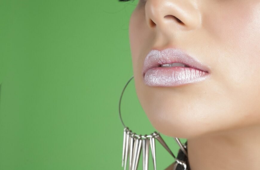 Jaka szminka do złotej sukienki